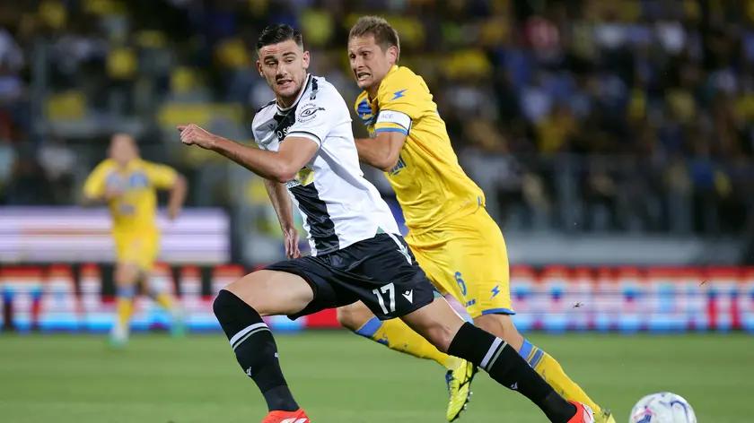 Lorenzo Lucca of Udinese vies for the ball with Simone Romagnoli of Frosinone during the Serie A soccer match between Frosinone Calcio and Udinese Calcio at Benito Stirpe stadium in Frosinone, Italy, 26 May 2024. ANSA/FEDERICO PROIETTI