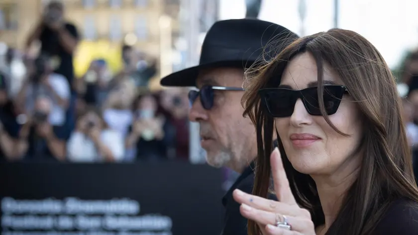 epa11624220 Italian actress Monica Bellucci (R) and US filmmaker Tim Burton (L) arrive at the hotel for the guests of the 72nd edition of the San Sebastian International Film Festival, in San Sebastian, Basque Country, Spain, 25 September 2024. The 72nd SSIFF runs from 20 to 28 September. EPA/JAVIER ETXEZARRETA