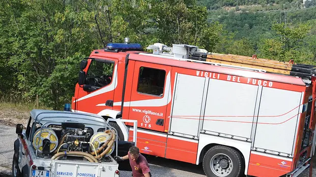 Malagoli, AG. ZANGIROLAMI, 15 Lug 15 Incendio sulla boscagli in via Marlunghe ad Arqua' Petrarca. I resti ormai spenti dell'incendio; mezzi del corpo forestale e dei vigili del fuoco all'opera Ph. Zangirolami