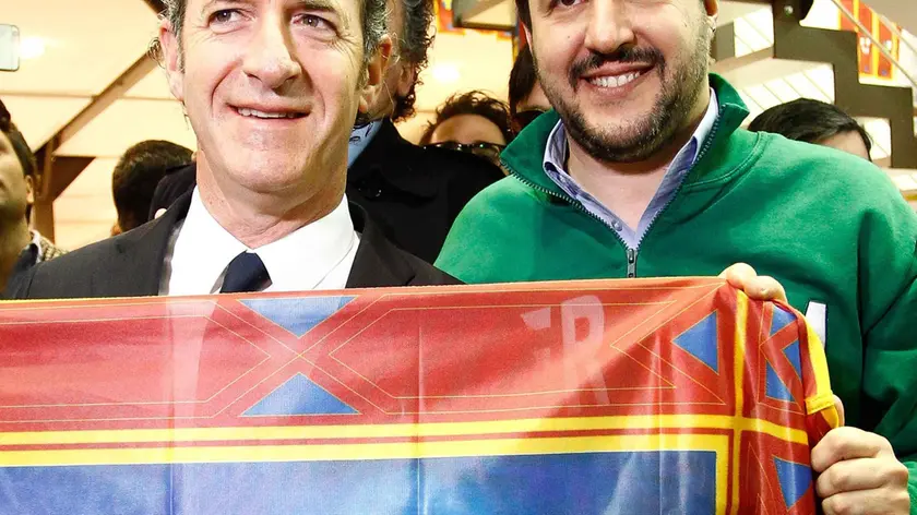 Spada - LaPresse.24 03 2015 Verona ( Italia ).Politica.Il segretario della Lega Nord Matteo Salvini in visita ai padiglioni di Vinitaly 2015.nella foto : matteo salvini con luca zaia..