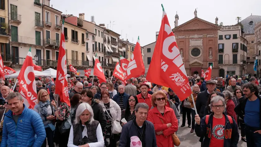 Gli iscritti della Cgil in piazza dei Signori a Padova (Bianchi/Fossella)