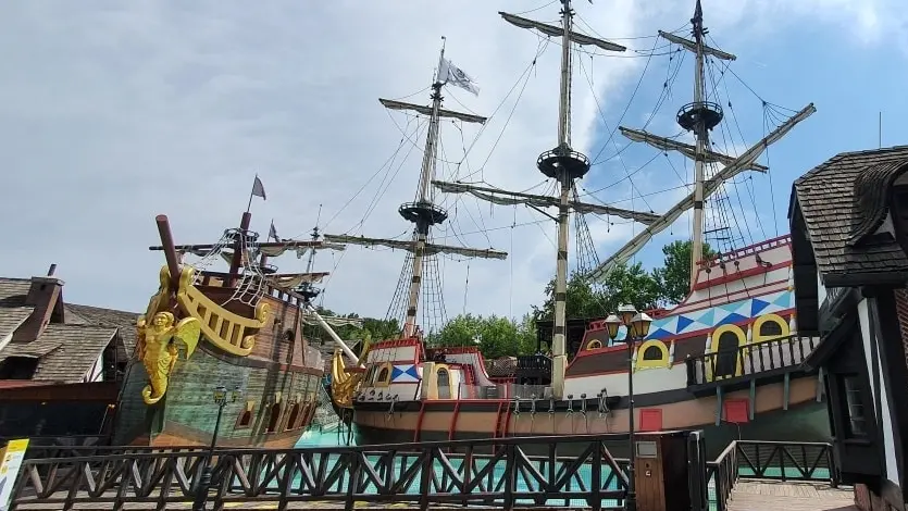L'esterno dell'attrazione I Corsari a Gardaland (dalla pagina Facebook del Parco)