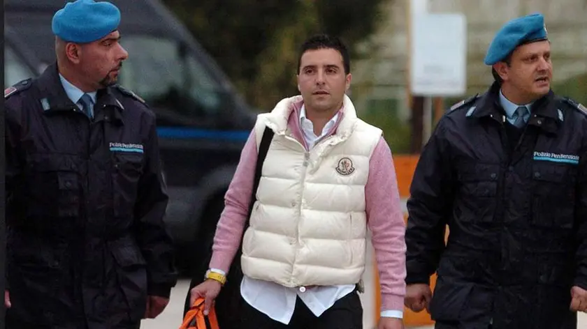 20080228 - SULMONA - L'AQUILA - CLJ - MAFIA: RIINA JR; SORRIDE AI FOTOGRAFI MA NON PARLA. Giuseppe Salvatore Riina, figlio terzogenito del boss di Corleone Toto' Riina, esce oggi dal carcere di Sulmona (L'Aquila). Riina ha percorso a piedi cento metri dal carcere alla ''Mercedes'' dove lo attendevano la madre, un'altra donna e il cognato. Ai cronisti ha detto, sorridendo, di non avere ''nulla da dichiarare''. Poi si e' rivolto a un fotografo al quale era caduta per terra la fotocamera e, sempre sorridendo, gli ha ..detto: ''Stai attento che rompi la macchina''. Quindi ha abbracciato chi lo stava aspettando - prima l'uomo e subito dopo la madre - e poi e' salito sull'auto che si e' subito allontanata...ANSA/MASSIMILIANO SCHIAZZA/DRN