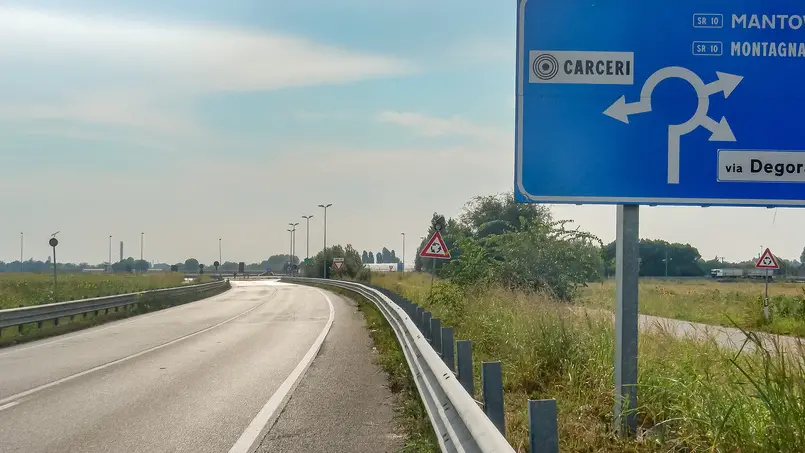 Carceri (PD), 23 agosto 2018. Termine della SR10bis alla rotonda di Carceri. Nella foto: la rotonda alla fine della SR10