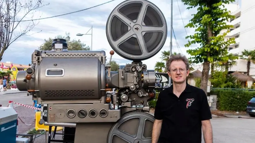 Francesco Baggio con il proiettore Victoria di "Nuovo cinema Paradiso"