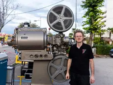 Francesco Baggio con il proiettore Victoria di "Nuovo cinema Paradiso"