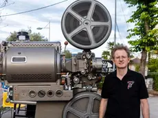 Francesco Baggio con il proiettore Victoria di "Nuovo cinema Paradiso"
