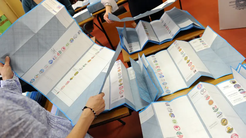 Scrutatori in un seggio del centro durante il conteggio dopo la chiusura dei seggi a Milano, 16 maggio 2011. Hanno chiuso alle 15 i seggi delle oltre 13 mila sezioni elettorali per le elezioni amministrative che hanno interessato, tra ieri e oggi, circa 13 milioni di taliani. ANSA/DANIEL DAL ZENNARO