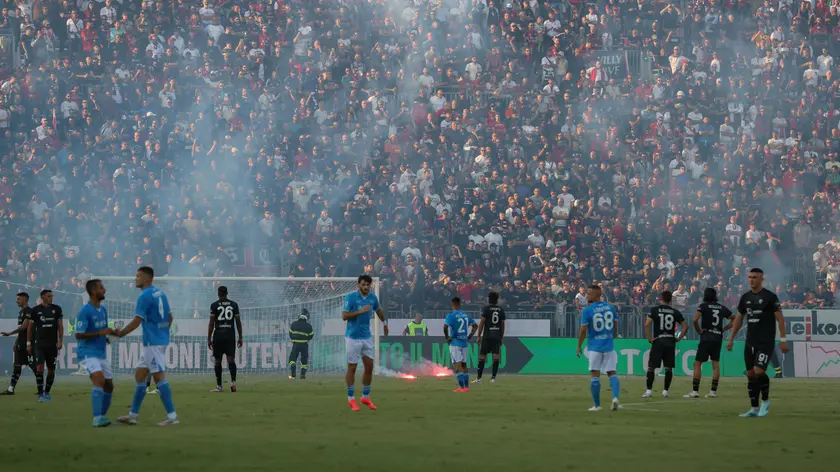 Cagliari's Napoli's temporarily suspended for public order during the Italian Serie A soccer match Cagliari calcio vs SSC Napoli at the Unipol domus in Cagliari, Italy,15 September 2024 ANSA/FABIO MURRU