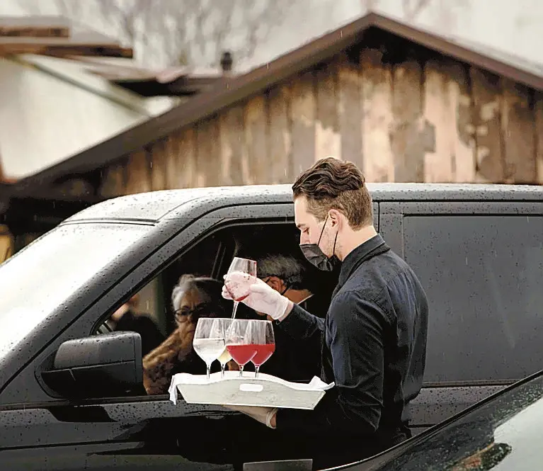 Il rinfresco drive-in (foto Annalisa Durighello)