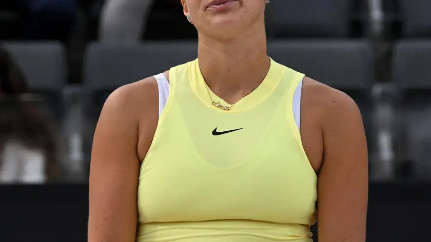 epa11351072 Aryna Sabalenka of Belarus stands with her finalist's trophy after losing her women's final match against Iga Swiatek of Poland at the Italian Open tennis tournament in Rome, Italy, 18 May 2024. EPA/ALESSANDRO DI MEO