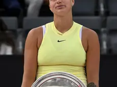 epa11351072 Aryna Sabalenka of Belarus stands with her finalist's trophy after losing her women's final match against Iga Swiatek of Poland at the Italian Open tennis tournament in Rome, Italy, 18 May 2024. EPA/ALESSANDRO DI MEO
