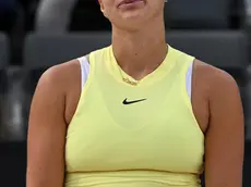epa11351072 Aryna Sabalenka of Belarus stands with her finalist's trophy after losing her women's final match against Iga Swiatek of Poland at the Italian Open tennis tournament in Rome, Italy, 18 May 2024. EPA/ALESSANDRO DI MEO