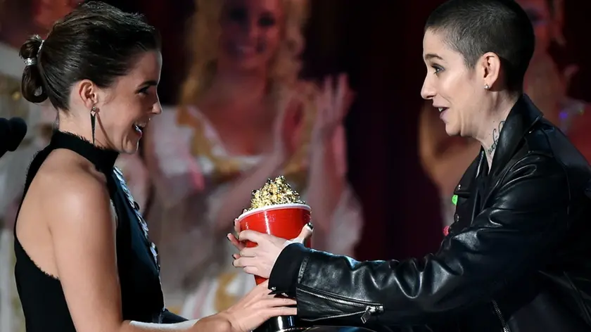 LOS ANGELES, CA - May 7: Emma Watson (L) accepts Best Actor in a Movie award for 'Beauty and the Beast' from Kate Dillon on the 2017 MTV Movie & TV Awards at the Shrine Auditorium on May 7, 2017 in Los Angeles, California. (Photo by Frank Micelotta/PictureGroup) *** Please Use Credit from Credit Field *** Sipa Usa/LaPresse Only Italy 20181683 *** Local Caption *** 20182219