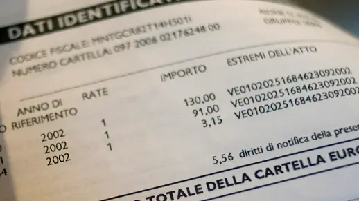 20090912 - ROMA - CLJ - MULTE: MINISANATORIA DA OTTOBRE, SI PARTE DA ROMA - Una multa che si riferisce al 2002, fotografata oggi 12 settembre 2009 a Roma. E' in arrivo dal prossimo mese di ottobre la 'minisanatoria' per le multe prese prima del 2004. Lo annuncia Maurizio Leo, presidente della commissione di vigilanza sull'anagrafe tributaria, 'padre' della norma che consente la sanatoria e assessore al bilancio del Comune di Roma, città 'pilota' nell'attuazione della norma approvata prima dell'estate con il decreto anticrisi. ANSA/GUIDO MONTANI/GID
