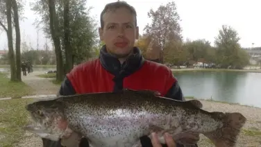 CRISTIAN MENIN. Il pescatore mostra la sua preda