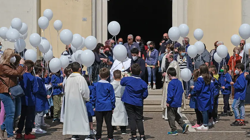 L'addio al piccolo Francesco con tanti palloncini bianchi (fotoservizio Piran)