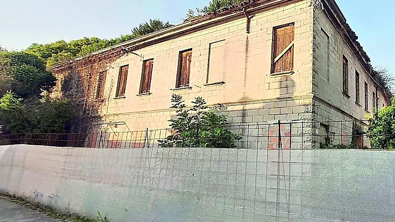 Il vecchio rudere che lascerà spazio a un nuovo residence