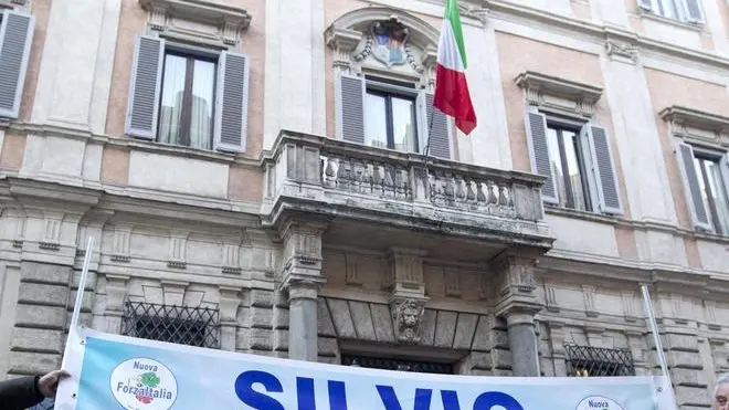Uno striscione con frase pro Berlusconi a palazzo Grazioli a Roma, 6 dicembre 2012. ANSA/CLAUDIO PERI