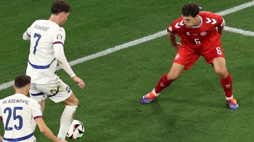 epa11437827 Dusan Vlahovic of Serbia (L) in action against Andreas Christensen of Denmark during the UEFA EURO 2024 Group C soccer match between Denmark and Serbia, in Munich, Germany, 25 June 2024. EPA/MOHAMED MESSARA