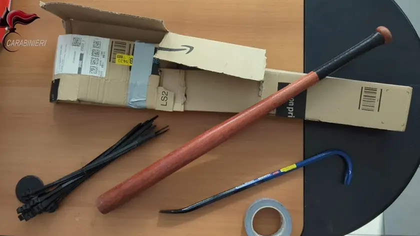Mazza, fascette e scotch sequestrati al sequestratore