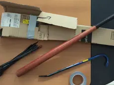 Mazza, fascette e scotch sequestrati al sequestratore