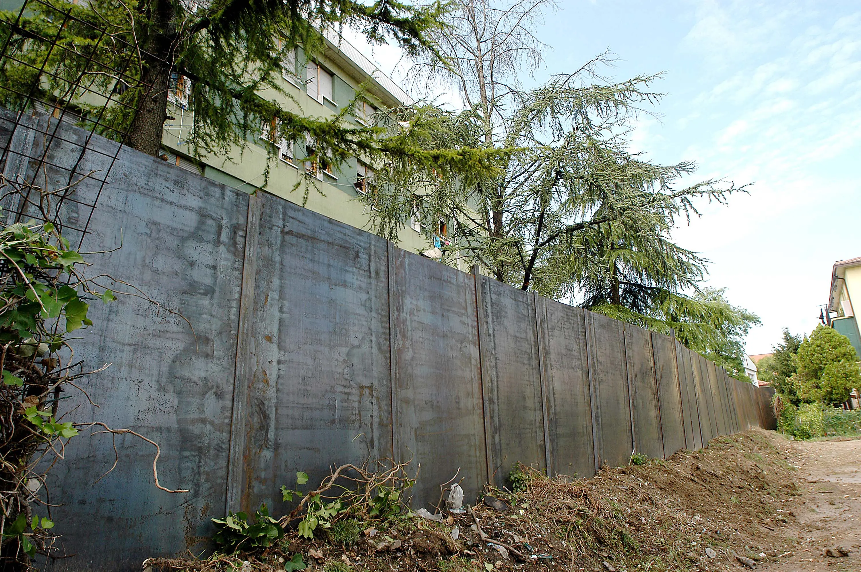 Il "muro" di via Anelli