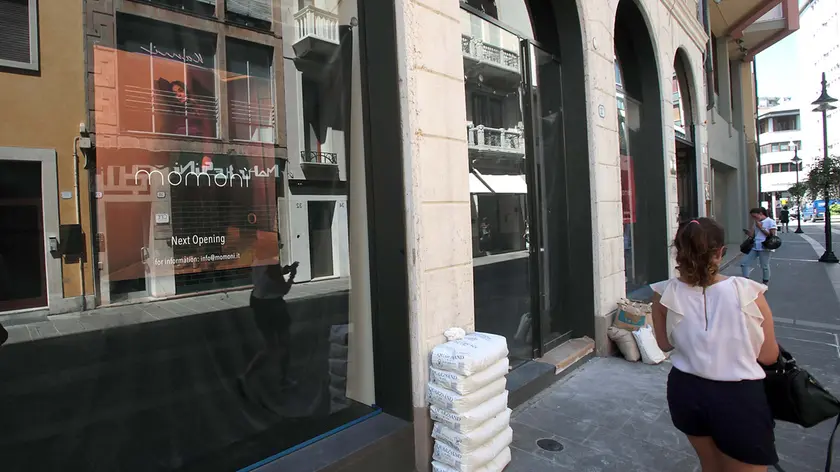 Il negozio Momonì in via San Fermo, al posto di D&G (foto Bianchi)