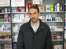 Franco Birolo nella sua tabaccheria a Correzzola: ha ucciso un ladro ed è stato condannato