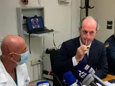 Il presidente Luca Zaia esegue il tampone rapido fai-da-te