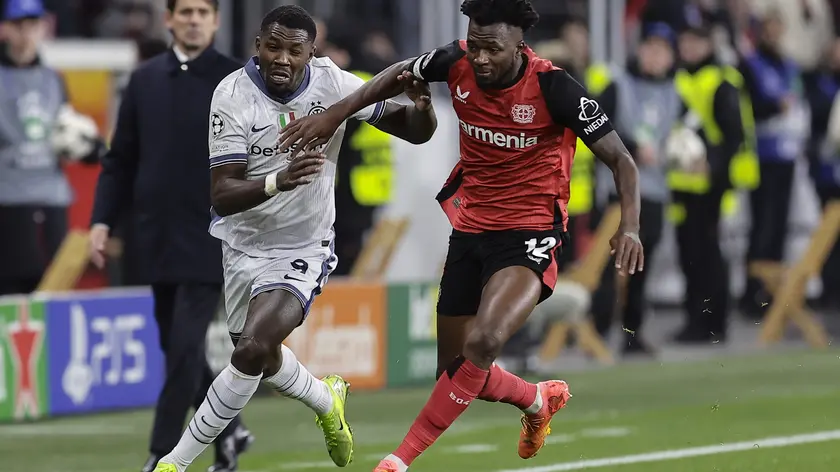 epa11769406 Marcus Thuram of Inter (L) in action against Edmond Tapsoba of Leverkusen during the UEFA Champions League match between Bayer Leverkusen and Inter Milan in Leverkusen, Germany, 10 December 2024. EPA/RONALD WITTEK