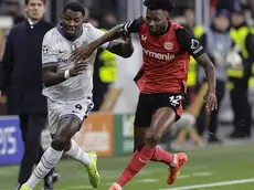 epa11769406 Marcus Thuram of Inter (L) in action against Edmond Tapsoba of Leverkusen during the UEFA Champions League match between Bayer Leverkusen and Inter Milan in Leverkusen, Germany, 10 December 2024. EPA/RONALD WITTEK
