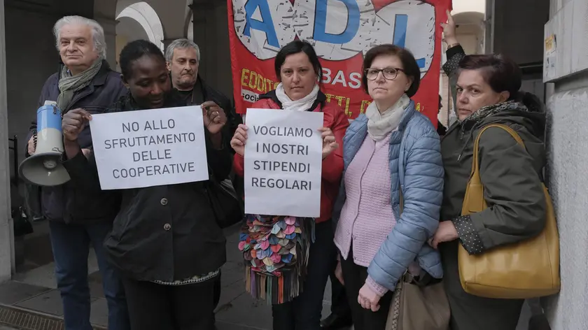 Le lavoratrici degli asili nido comunali, rimaste senza cooperativa e senza stipendio (foto agenzia Bianchi)