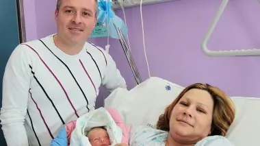 PRIMO NATO Evan Zago in braccio a mamma Giorgia Accanto il papà