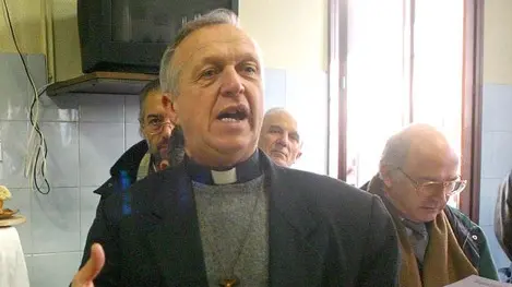 PD 21 Dicembre 2004 G.M. Cucine Popolari. Don Gianfranco Zenatto accanto al presepe di pane e alla Luce di Betlemme. (CARRAI) Cucine Popolari - Carrai