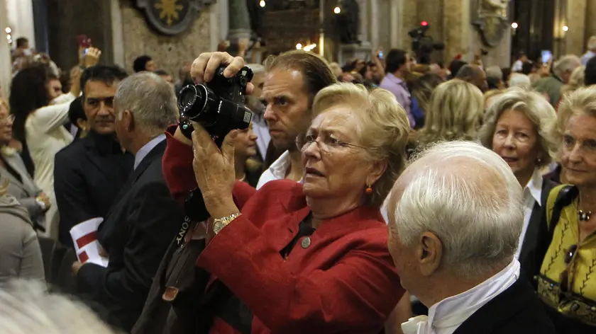 Paola Ruffo di Calabria ex sovrana del Belgio scatta foto durante la messa per il miracolo di San Gennaro , Napoli 19 settembre 2013. ANSA/ DE LUCA