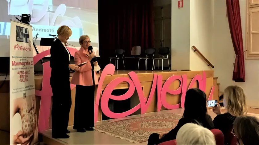 Il sindaco di Noale, Patrizia Andreotti, durante il tuo intervento-testimonianza con Daniela Bonaldi
