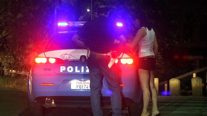 BARON - CONTROLLI PROSTITUZIONE IN CITTA' BARON - CONTROLLI PROSTITUZIONE IN CITTA' - TUTTE REGOLARI. Poche le ragazze clandestine