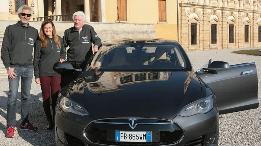POLETTO-FOTO PIRAN-PIAZZOLA SUL BRENTA PRESENTAZIONE AUTO ELETTRICA GIRO DEL MONDO da sx gianluca baronchelli , carolina e federico bianchi