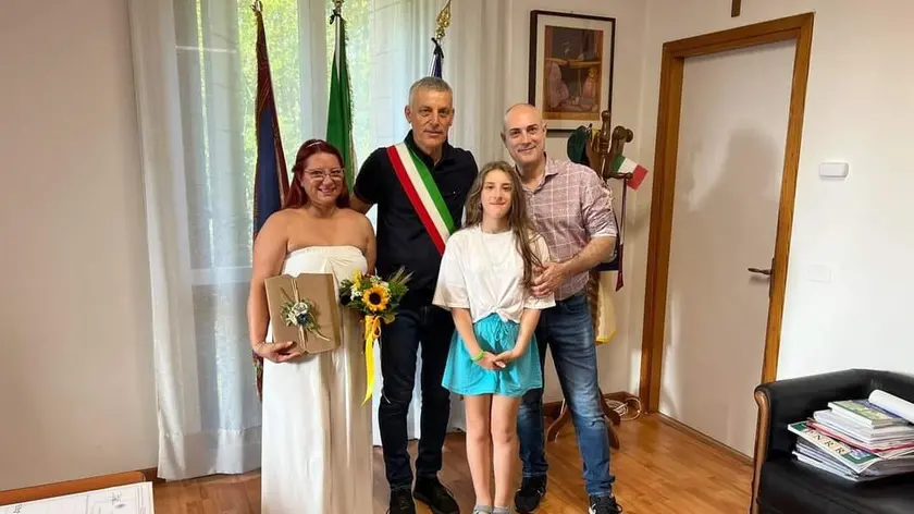 Il matrimonio di Elisa Menandro con Patrick Trevisan con il sindaco Massimo Cavazzana, celebrato alle 7 del mattino