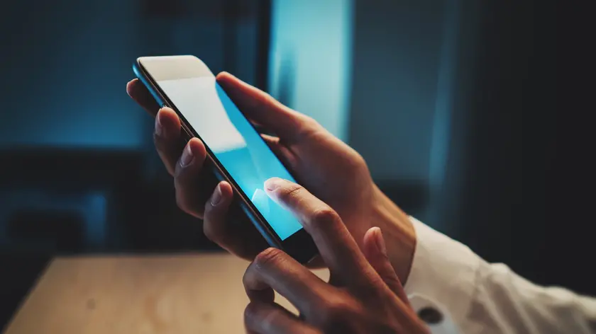 25 Sep 2015 --- Close-up of female hand with smart phone --- Image by © Sfio Cracho/Corbis