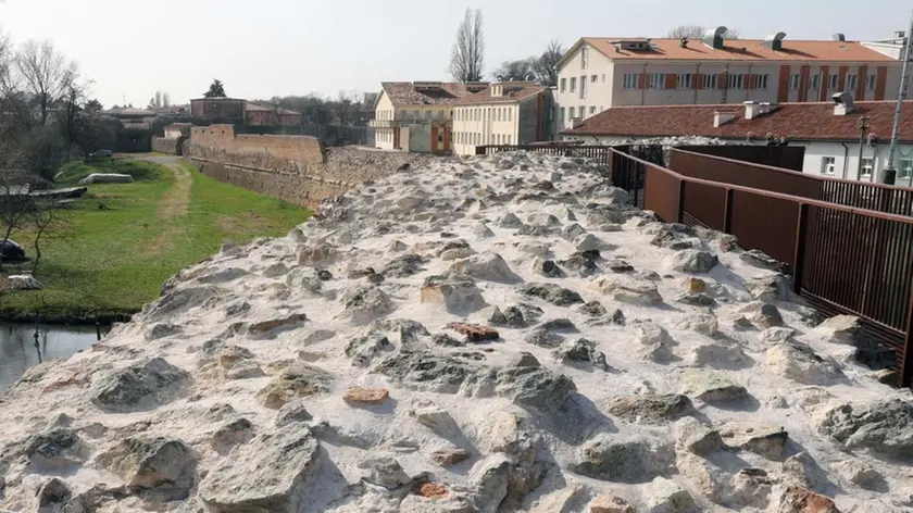 TOME' - AGENZIA BIANCHI - PADOVA - RISTRUTTURAZIONE MURA GOLENA SAN MASSIMO. VICESINDACO MICALIZZI