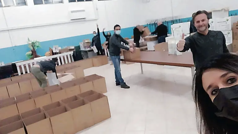 Sindaco e giunta mentre confezionano i pacchi