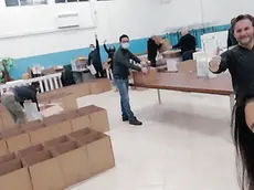 Sindaco e giunta mentre confezionano i pacchi