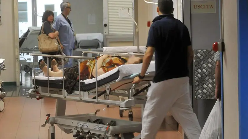 Il pronto soccorso dell'ospedale San Martino con una paziente in attesa di essere ricoverata, Genova 29 giugno 2012..ANSA/LUCA ZENNARO