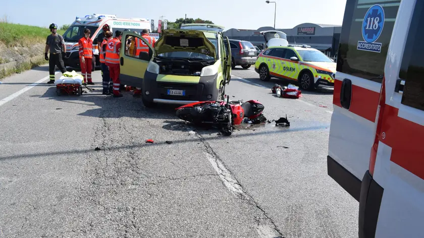 Un’immagine del grave incidente che è avvenuto sabato sulla statale 16 Adriatica