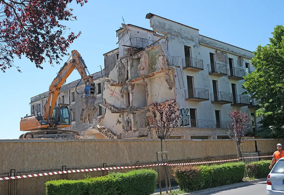 BELLUCO-FOTOPIRAN-ABANO TERME-DEMOLIZIONE EX HOTEL MEDITERRANEO