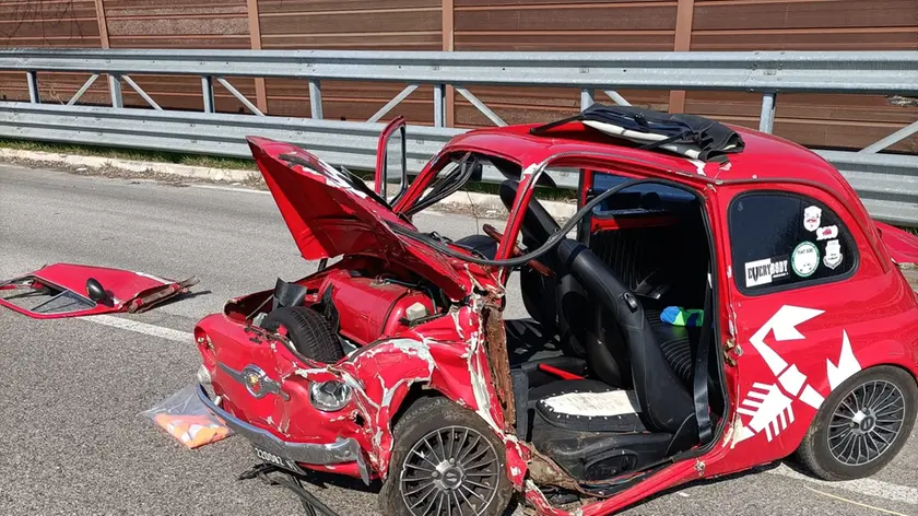 La Fiat Abarth coinvolta nello scontro mortale e la scena dell'incidente sulla Bretella Boston