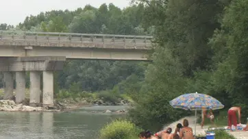 Foto Ferrari per Belluco, bagnanti sulla spiaggia del fiume Brenta, in località Fontaniva.