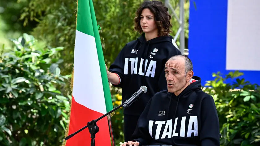 Luca Mazzone (D) ed Ambra Sabatini (S) durante la cerimonia nei giardini del Quirinale di consegna della bandiera tricolore per gli atleti in partenza per i Giochi Olimpici e Paralimpici di Parigi, Roma, 13 giugno 2024. ANSA/RICCARDO ANTIMIANI